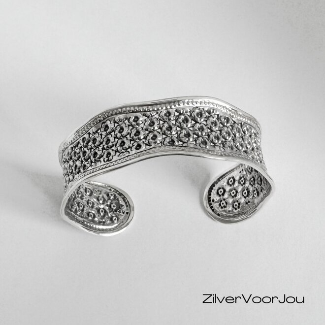 Zilveren golvende bloemen klemarmband