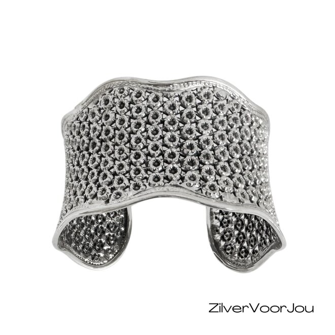 Zilveren golvende brede bloemen klemarmband