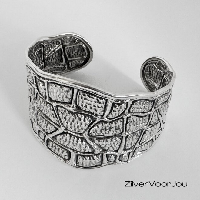 Zilveren brede slangenprint klemarmband