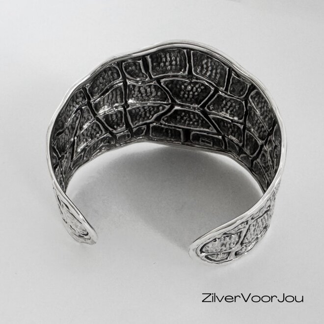 Zilveren brede slangenprint klemarmband