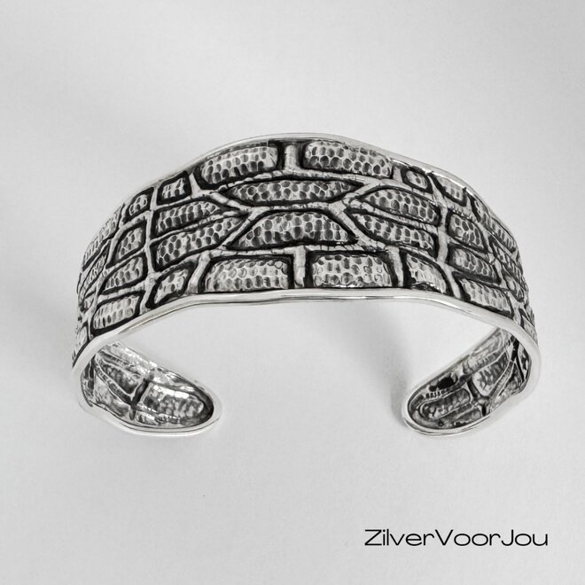 Zilveren slangenprint klemarmband