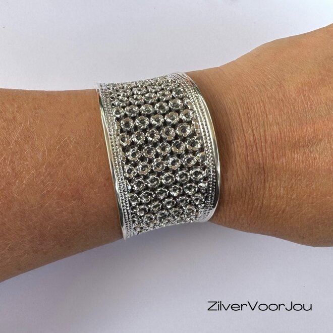 Handgemaakte 925 zilveren brede klemarmband met  bloemmotief en rechte afwerking