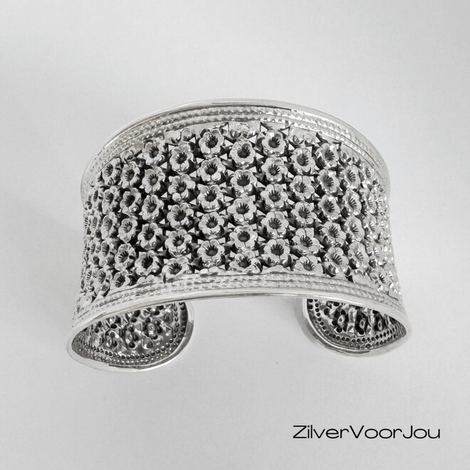 Handgemaakte 925 zilveren brede klemarmband met  bloemmotief en rechte afwerking