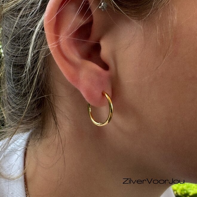 Gold plated huggie oorringen 20 mm