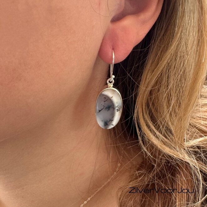 Handgemaakte zilveren oorhangers met dendriet opaal – edelsteen oorbellen in wit en grijs met zwarte dendrietstructuren