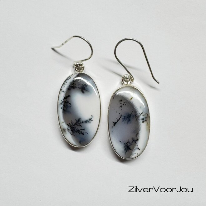 Handgemaakte zilveren oorhangers met dendriet opaal – edelsteen oorbellen in wit en grijs met zwarte dendrietstructuren