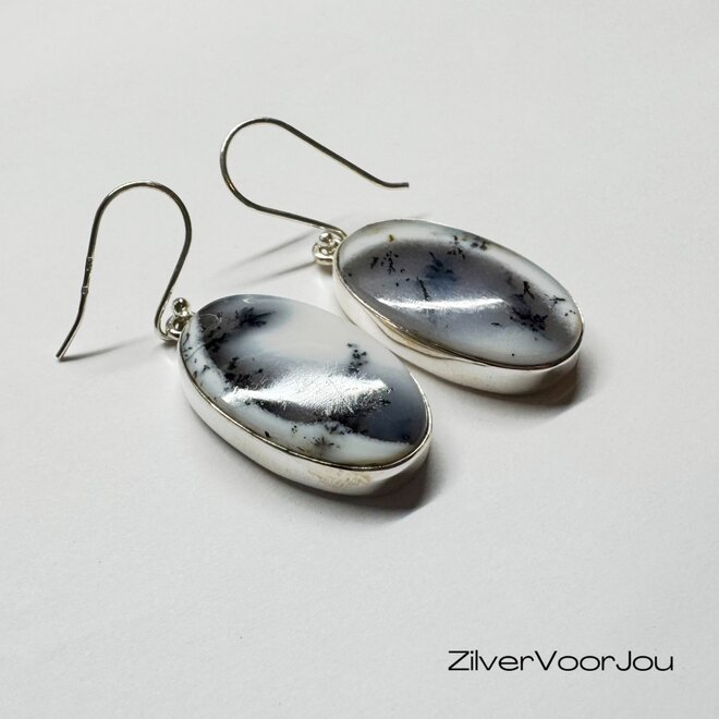 Handgemaakte zilveren oorhangers met dendriet opaal – edelsteen oorbellen in wit en grijs met zwarte dendrietstructuren