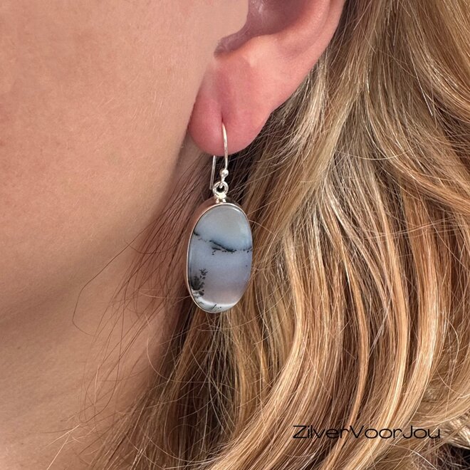 925 zilveren oorhangers met dendriet opaal in blauwgrijze tinten