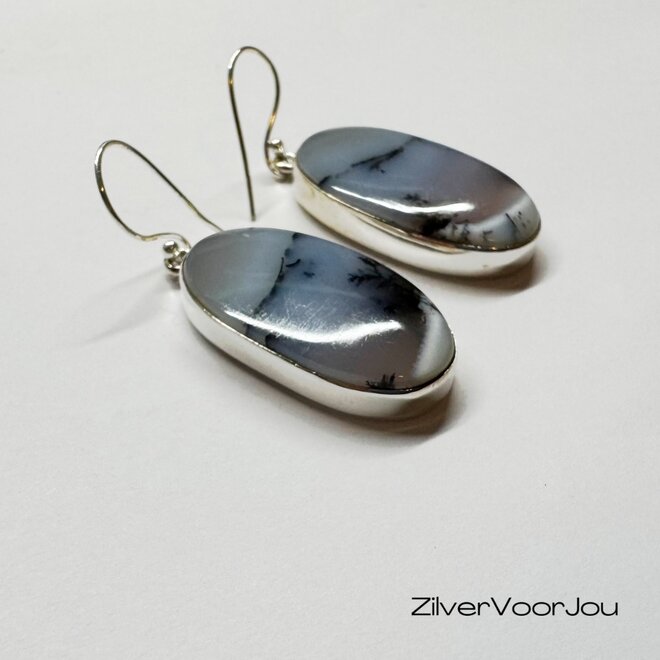 Handgemaakte zilveren oorhangers met natuurlijke dendriet opaal – ovale edelsteen oorbellen in blauwgrijs met zwart patroon