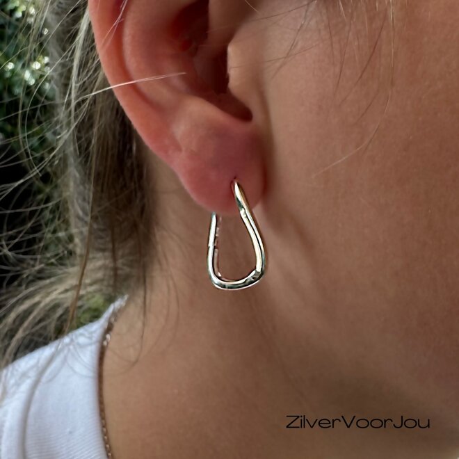 Zilveren wavy vierkante huggie hoops 25 mm