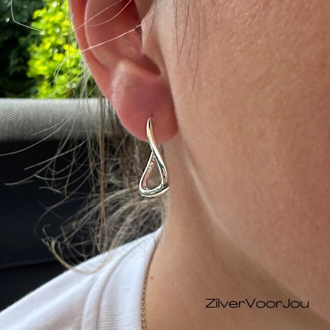 Zilveren wavy vierkante huggie hoops 25 mm