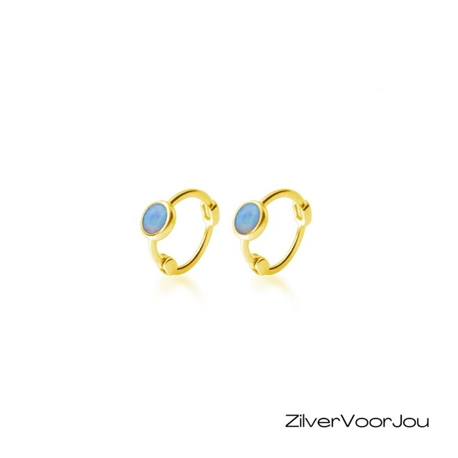 Zilveren gold plated mini blauw opaal huggie hoop