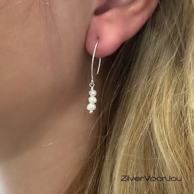 Elegante 925 zilveren oorbellen met drie kleine zoetwaterparels