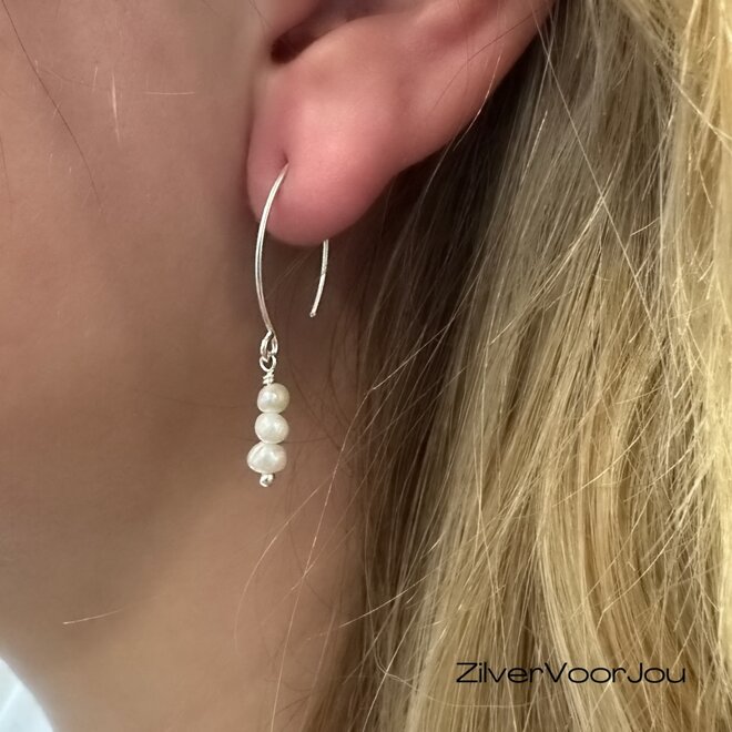 Elegante 925 zilveren oorbellen met drie kleine zoetwaterparels