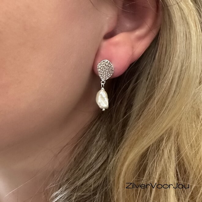 925 zilveren oorbellen met gehamerde stud en zoetwaterparel