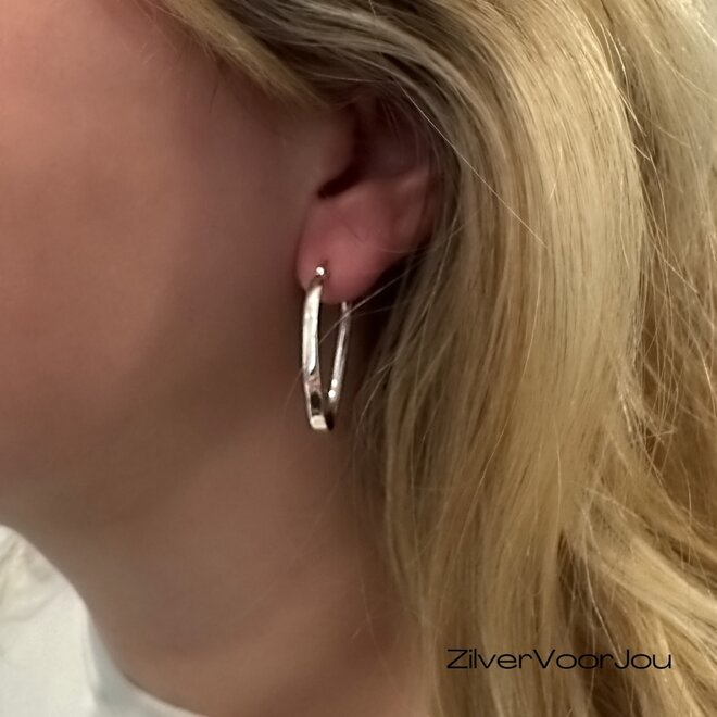 Zilveren ovale oorringen met kleine twist