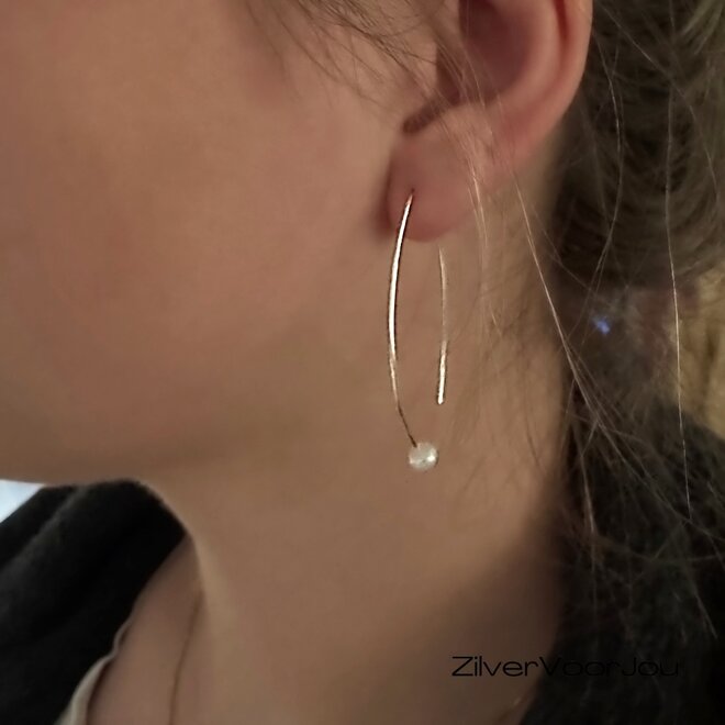 Moderne 925 zilveren oorbellen met lange haak en zoetwaterparel