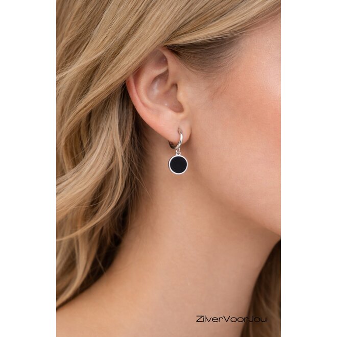 Zilveren huggie hoop zwarte cirkel hanger