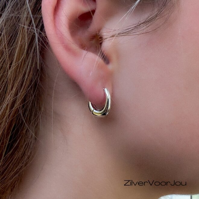 925 Zilveren licht ovale huggie click oorringen met hoekige vorm