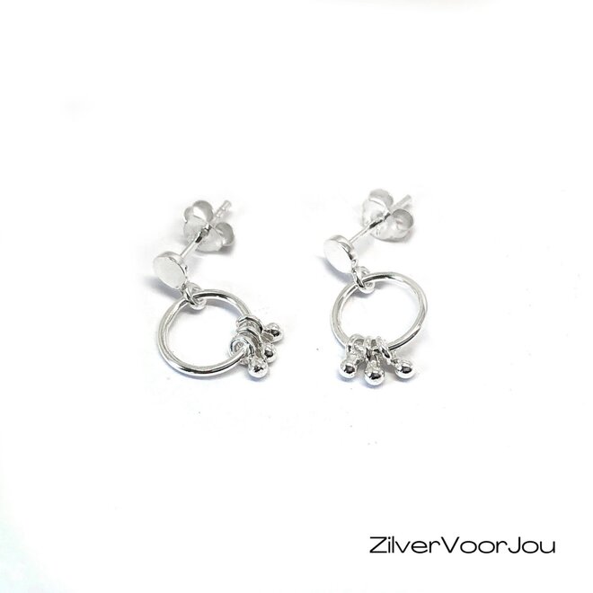 Zilveren oorstekers met ringetjes en kleine balletjes