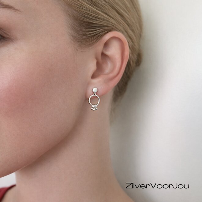 Zilveren oorstekers met ringetjes en kleine balletjes