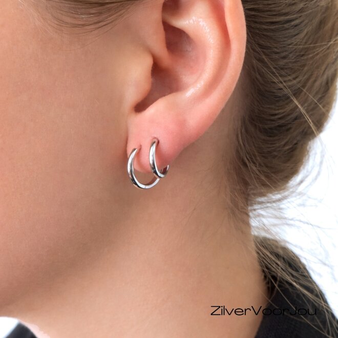 Zilveren huggie hoops 1,8 mm breed rhodium
