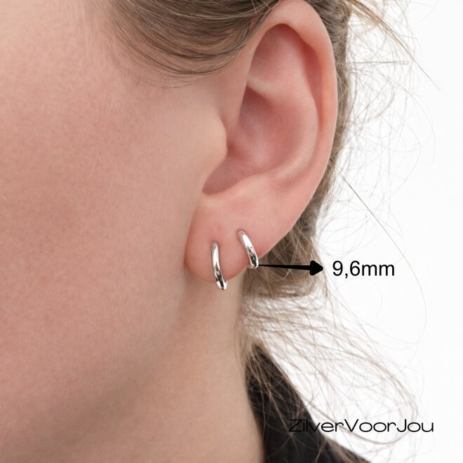 Zilveren huggie hoops 1,8 mm breed rhodium