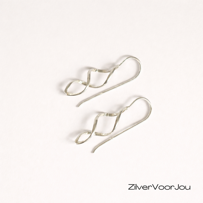 Zilveren klassieke tijdloze spiraal oorbellen grote haak