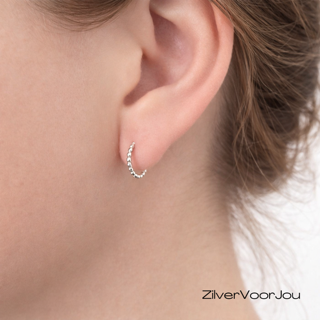 Zilveren bolletjes steek oorringen