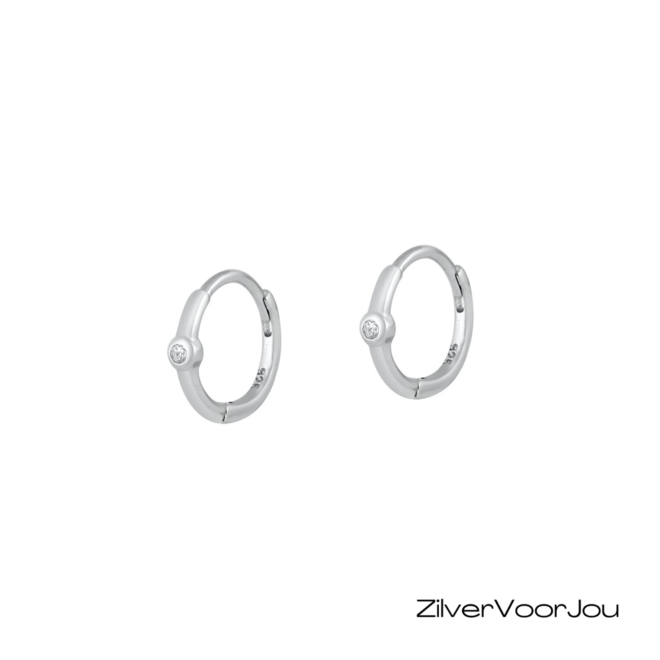 Zilveren huggie oorringen met zirkonia