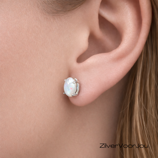 Zilveren ovale Ethiopische opaal oorstekers