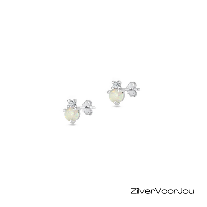 Zilveren oorstekers met witte opaal