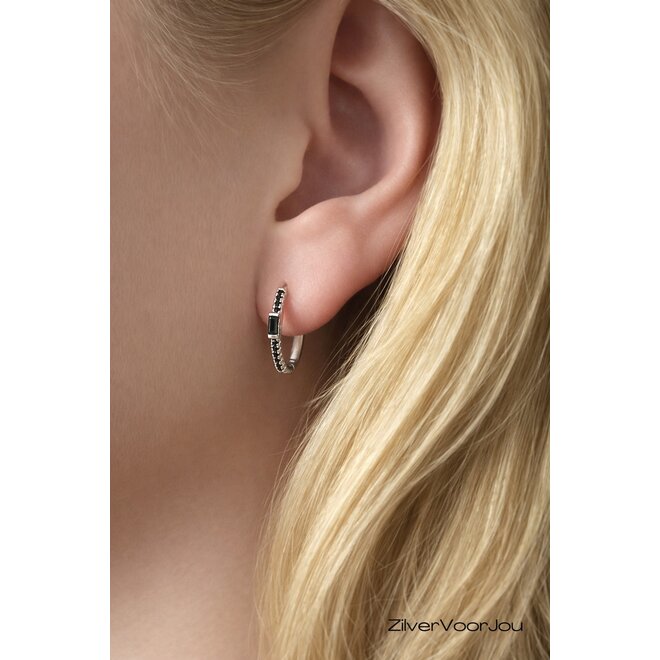 Zilveren ovale huggie oorringen met zwarte zirkonia's