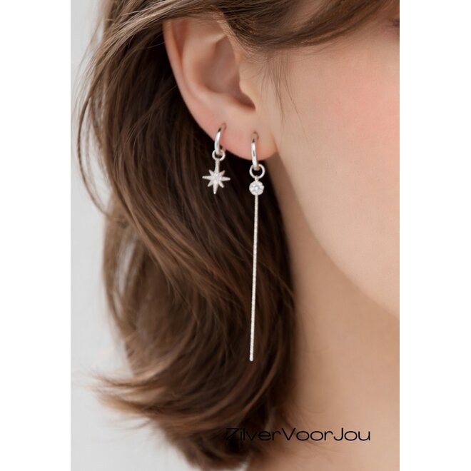 Zilveren ster mismatch huggie oorringen