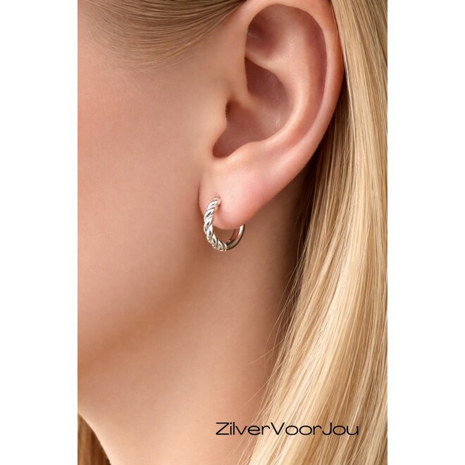 Zilveren half twist huggie oorringen