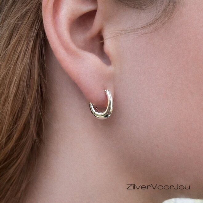 925 Zilveren licht ovale huggie click oorringen met hoekige vorm