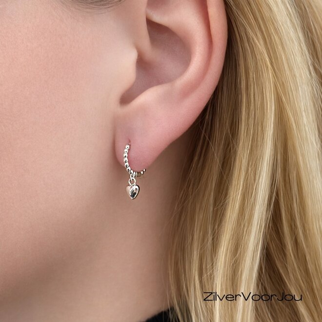 Zilveren bolletjes huggies hoop met hartje