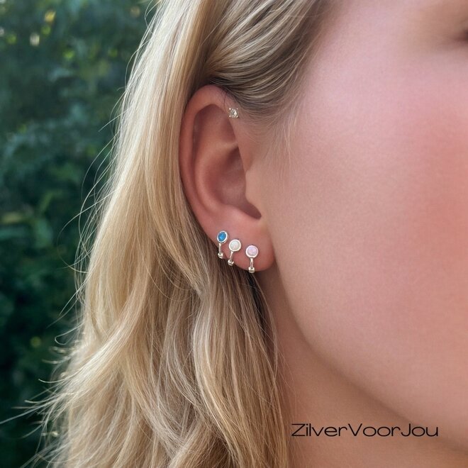 Zilveren mini roze opaal huggie hoops