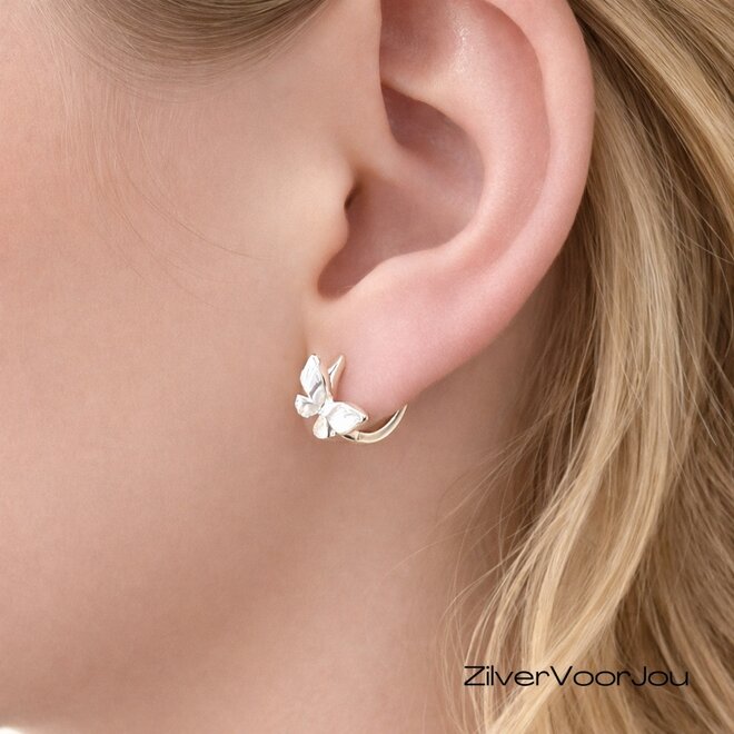 Zilveren vlinder huggie oorringen