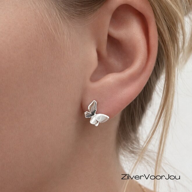 Zilveren vlinder huggie oorringen