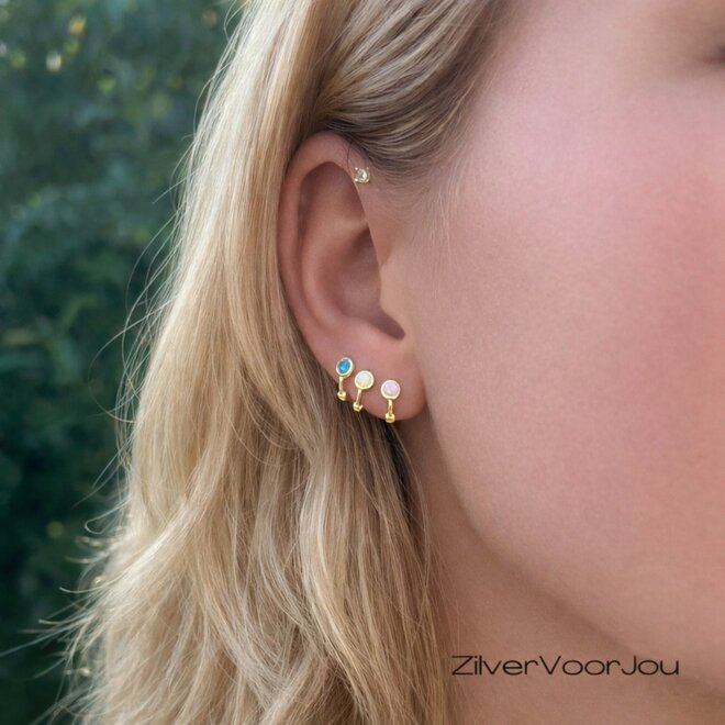 Zilveren gold plated  mini blauw opaal huggie hoop