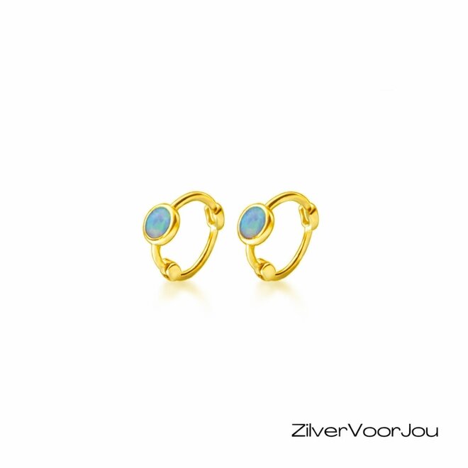 Zilveren gold plated  mini blauw opaal huggie hoops