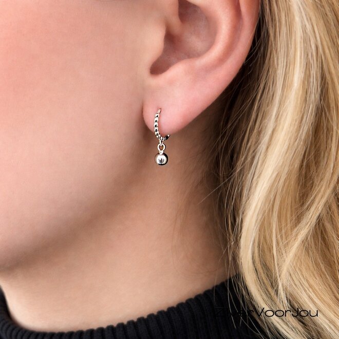 Zilveren bolletjes huggie hoops met balletje