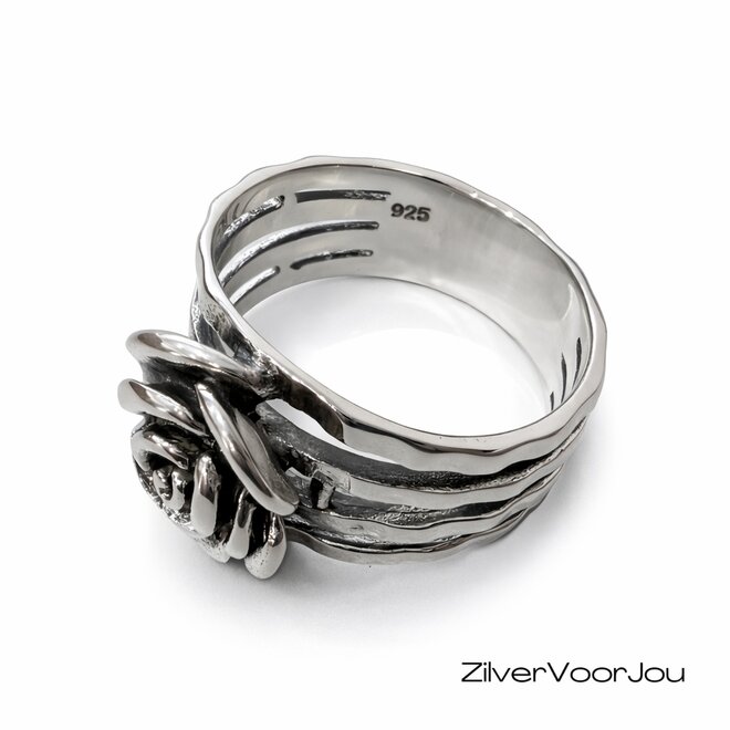 Zilveren gehamerde roos ring