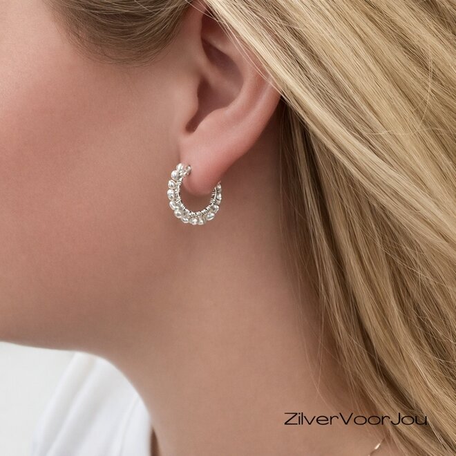 Elegante 925 zilveren oorringen met gewikkelde zoetwaterparels