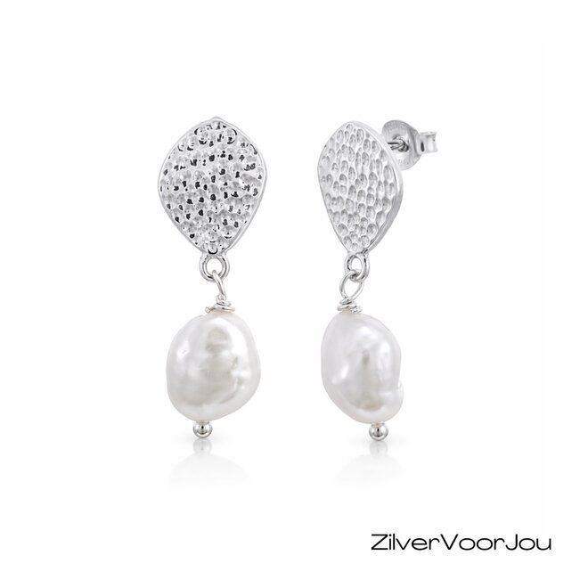 Zilveren gehamerde stud zoetwaterparel