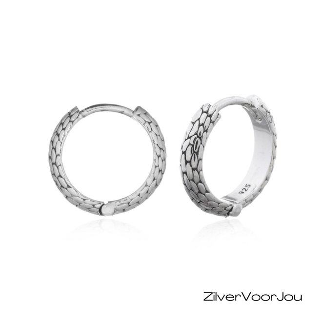Geoxideerde 925 zilveren huggie oorringen met slangenpatroon