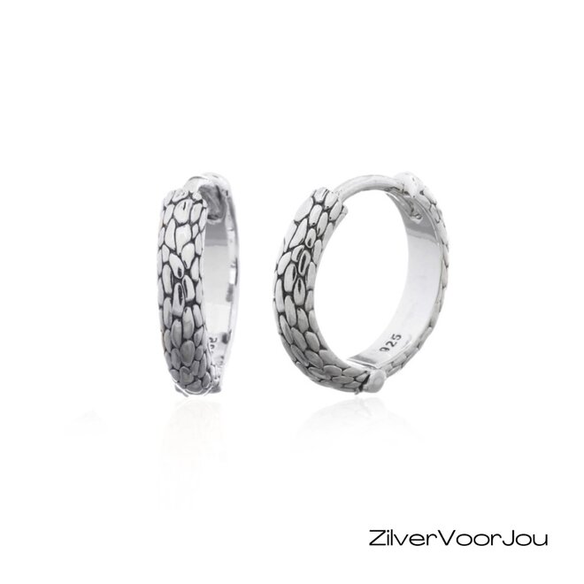 Geoxideerde 925 zilveren huggie oorringen met slangenpatroon