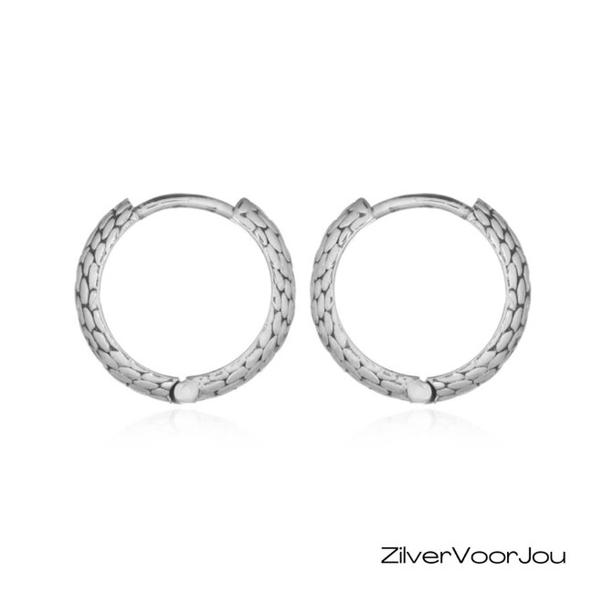 Geoxideerde 925 zilveren huggie oorringen met slangenpatroon