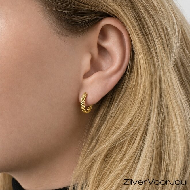 Zilveren carved huggie hoops
